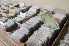 Centenas de carteiras de identidade organizadas em caixas