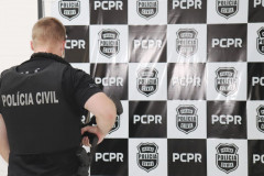 Policial com banner da PCPR de fundo 