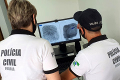 Policiais periciam digitais em tela do computador