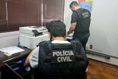 Dois policiais investigando documentos 