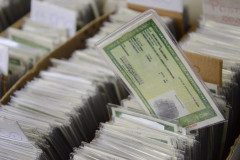 Centenas de documentos de identidade organizados em caixas