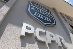 Escudo da PCPR na fachada de um prédio
