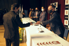 Aluno recebendo certificado do delegado-geral adjunto Riad Braga Farhat