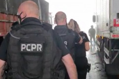 Policiais andando