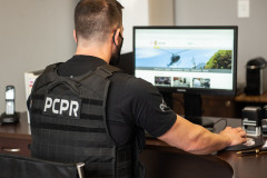 Policial civil ao computador