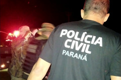 Policial civil de costas