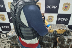 Policial civil empilhando droga apreendida