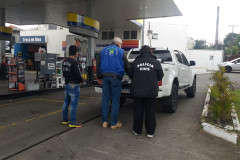 Policiais e fiscal da ANP aparecem em posto de combustível