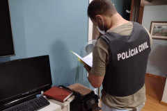 Policial civil analisando documentos