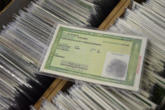 Centenas de carteiras de identidade organizadas em caixas