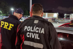 Policial civil e rodoviário federal abordam motorista na Linha Verde
