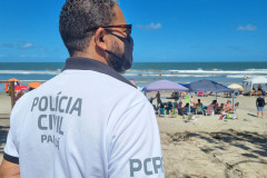 Policial civil observa movimento no litoral
