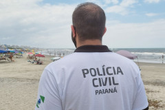 Policial civil observa veranistas na praia