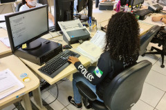 Policial civil ao computador