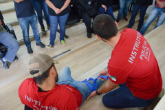 Instrutores da polícia civil expondo método de contenção de sangramento