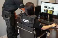 Dois policiais civis ao computador