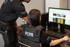 Dois policiais ao computador