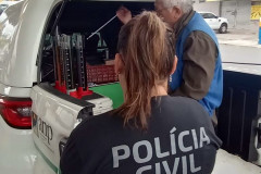 Policial civil fiscalizando posto de combustível