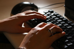 Pessoa digitando em teclado de computador