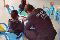 Policial civil brinca com criança