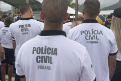 Vários policiais civis de costas