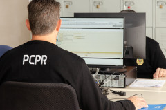 Policiais civis ao computador
