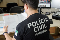 Policial civil analisando documentos