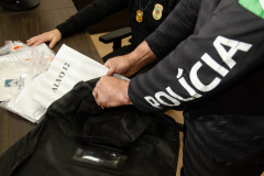 Policial civil com documentos e malote