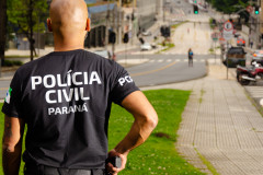 Policial civil observa movimento nas ruas