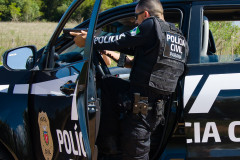 Policial apontando arma em abordagem