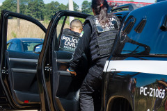 Dois policiais civis em abordagem