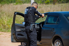 Policial civil em abordagem a veículo