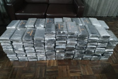 PCPR e PF apreendem 262 quilos de cocaína e prendem quatro pessoas em Paranaguá