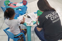 Policial civil brincando com criança