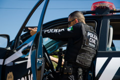 Policial civil apontando arma em abordagem