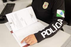 Policial civil verificando documentos