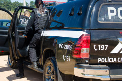 Policiais civis em abordagem a veículo