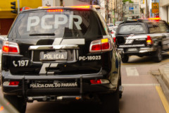 Duas viaturas da polícia civil em trânsito