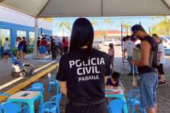 Policial civil observa atividades do evento