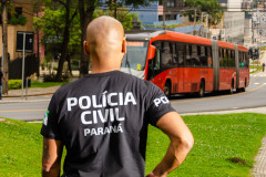 Policial civil observa movimento em via pública