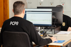 Dois policiais civis ao computador