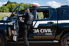 Policiais civis em abordagem a veiculo