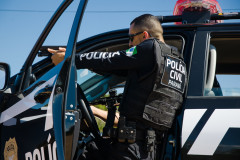 Policial civil aponta arma em abordagem