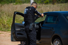  Policial civil apontando arma em abordagem