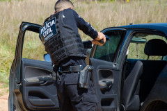 Policial civil apontando arma em abordagem