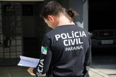 Policial civil analisando documento