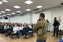 PCPR ministra palestra educativa de prevenção e combate às drogas para alunos de faculdade em Curitiba  