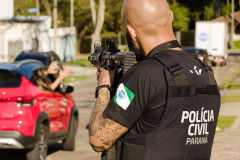 PCPR e PMPR prendem duas pessoas em flagrante por tráfico de drogas e posse de arma sem registro em Foz do Iguaçu