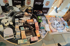 PCPR e PMPR apreendem dinheiro, drogas, munições e outros bens em operação contra o tráfico de drogas em Londrina