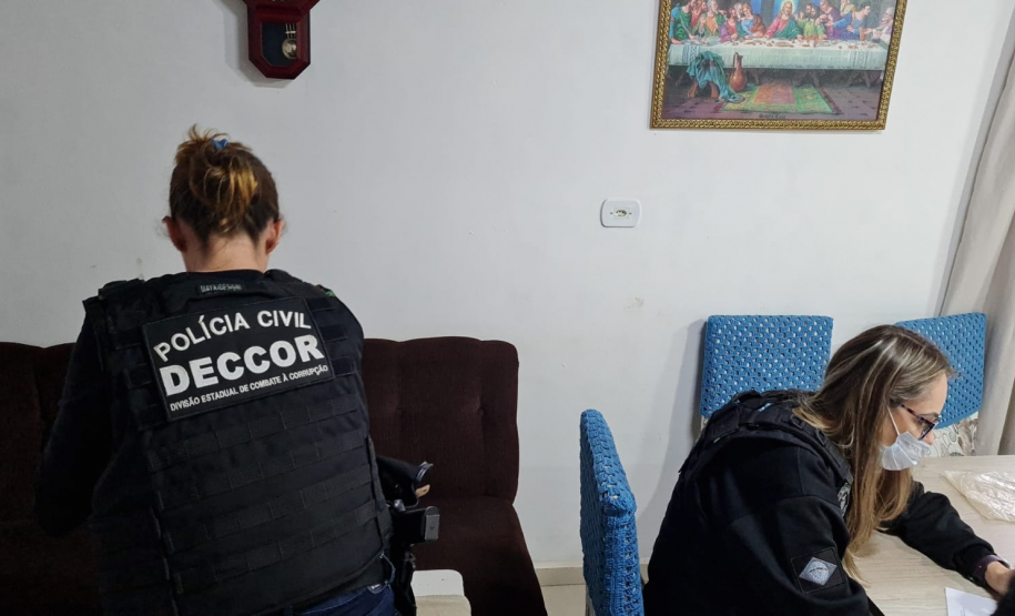 PCPR e MPPR cumprem mandados de busca e apreensão em Faxinal contra servidor que pedia propina a donos de terrenos em loteamentos irregulares